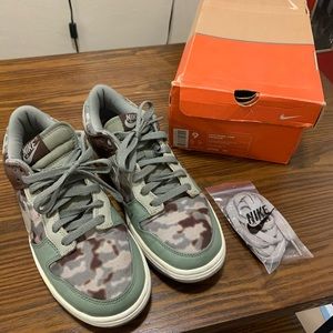 Mens size 9 Nike Dunk Low Premium sneakers